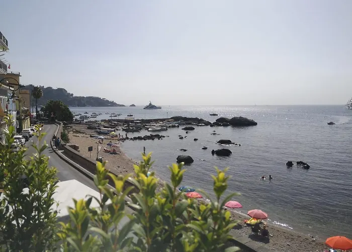 Tulla's Giardini Naxos